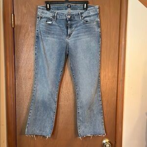 Like new Gap soft stretch denim crop kick jeans with 25 inch inseam + 32” waist